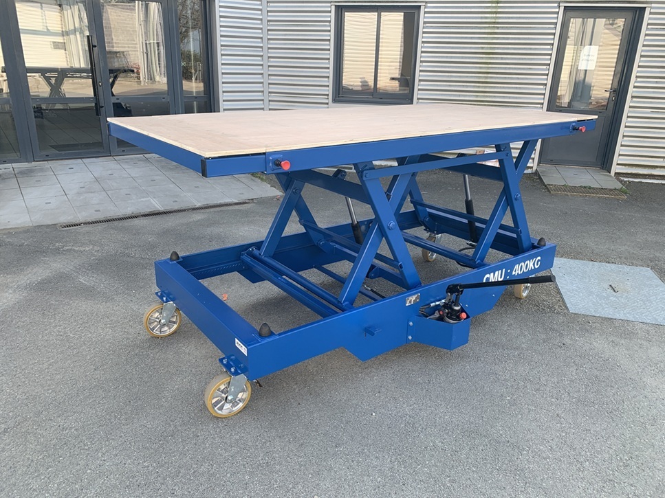 2MAN0008 - Table élévatrice extensible sur roulettes de 2,50 à 3,90 m