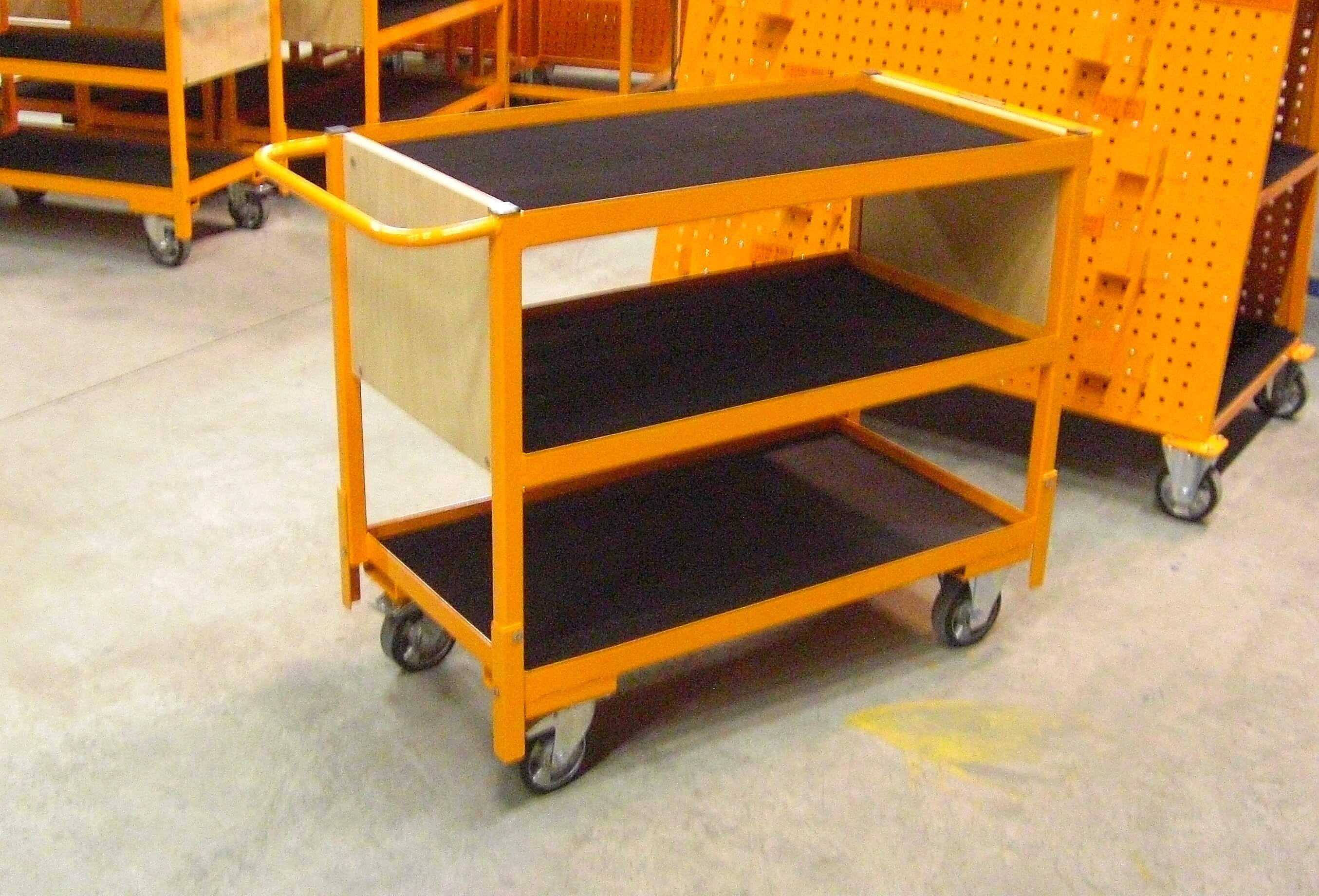 2MTT0001 - Table roulante 3 étagères avec revêtement caoutchouc