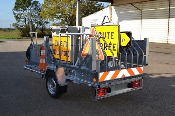 4RPAN0028 - Remorque porte-panneaux avec panneaux de signalisation